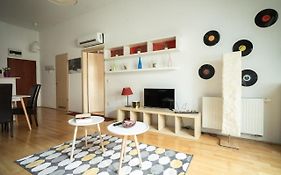 Central Apartment At Gozsdu Court, 60 Sqm, 2 Rooms With 2 Ac, Elevators, Kitchen